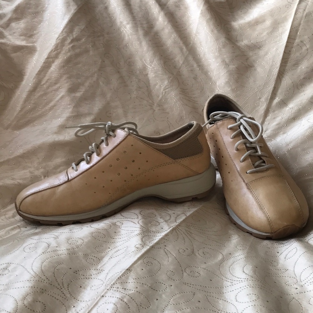 Timberland “smart comfort system” tan leather oxfords (size 7)
